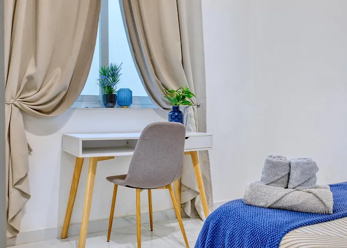Bright Spacious Getaway Close To The Sea
