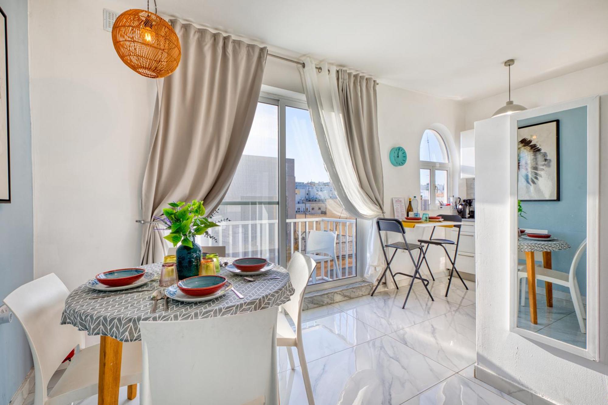 Bright Spacious Getaway Close To The Sea